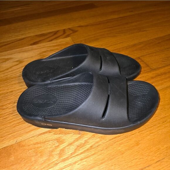 Oofos Black Rubber Slipon Flip Flops Womans Size 6 - Picture 1 of 6